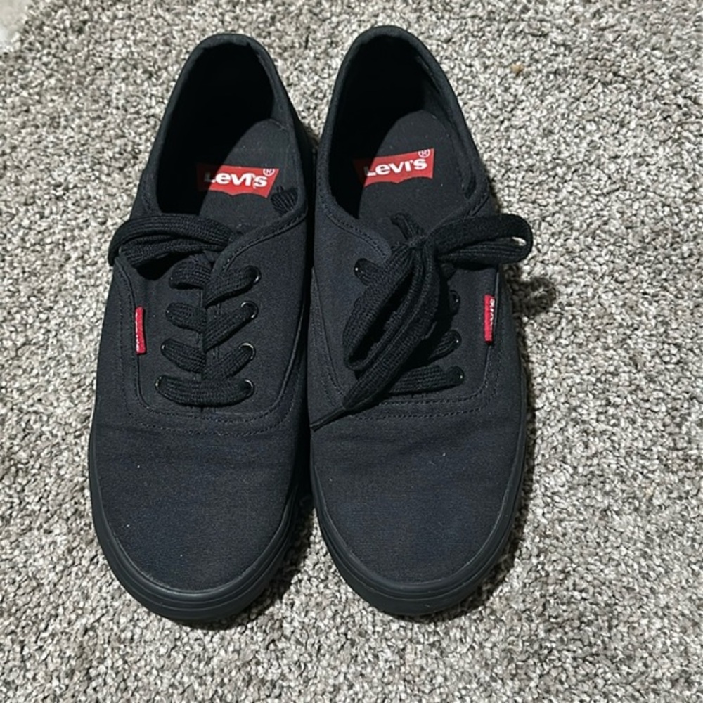 Levi’s sneakers size 6.5